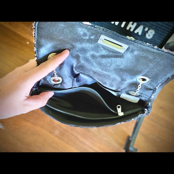 High Heels and Matching handbag. Silver and Black. - Picture 6 of 6